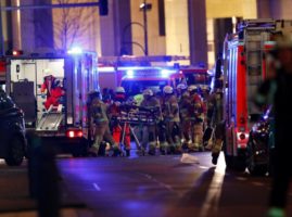 Equipos de rescate en la feria de Navidad de Berlín, cerca de la avenida Kurfuerstendamm. 19/12/2016. Al menos nueve personas murieron el lunes y varias resultaron heridas, cuando un camión arremetió contra una multitud cerca de un mercado navideño en Berlín, informó la policía de la ciudad alemana. REUTERS/Fabrizio Bensch  