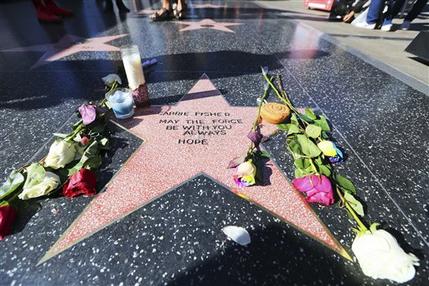 Admiradores crean estrella para Carrie Fisher en Hollywood