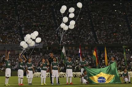 Miles de aficionados colombianos rinden homenaje póstumo a Chapecoense de Brasil