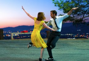 Escrita y dirigida por el director nominado al Premio de la Academia Damien Chazelle, LA LA LAND narra la historia de Mia (Emma Stone), una aspirante a actriz, y Sebastian([Ryan Gosling), un dedicado músico de jazz, que se esfuerzan por ganarse la vida en una ciudad conocida por destrozar esperanzas y romper corazones.