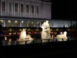 En “Temple Garden Christmas Lights” el visitante podrá disfrutar una majestuosa muestra de luces al aire libre y conciertos gratuitos cada noche y por supuesto de hermosos nacimiento en tamaño real colocados a lo largo de los jardines iluminados. El público asistente también podrá tener acceso al Centro de Visitantes de la Ciudad para disfrutar del espectáculo visual que representan los distintos nacimientos de artistas alrededor del mundo.