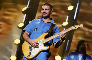Juanes, por su parte, volvió a cantar en el Concierto al Premio Nobel de la Paz, en esta ocasión en honor al presidente de su país Juan Manuel Santos, el 11 de diciembre, ya había participado en 2005 y 2007, para los laureados Mohamed El-Baradei y Al Gore, respectivamente. También volvió a figurar este año en las listas de popularidad de Billboard con su sencillo "Fuego", lanzado en octubre, y colaboró con el español Pablo López en el tema "Tu enemigo", que interpretaron juntos en los Latin Grammy