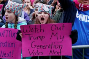 Protestantes de todas la edades, y de todos los ámbitos, artistas, políticos y activistas, se dieron cita hoy en Washington DC., y diferentes ciudades alrededor de Estados Unidos y el mundo para protestar contra las políticas propuestas por el recién posesionado presidente, Donald Trump, en cuanto a derechos civiles, inmigración y de salud entre otras. REUTERS/Shannon Stapleton
