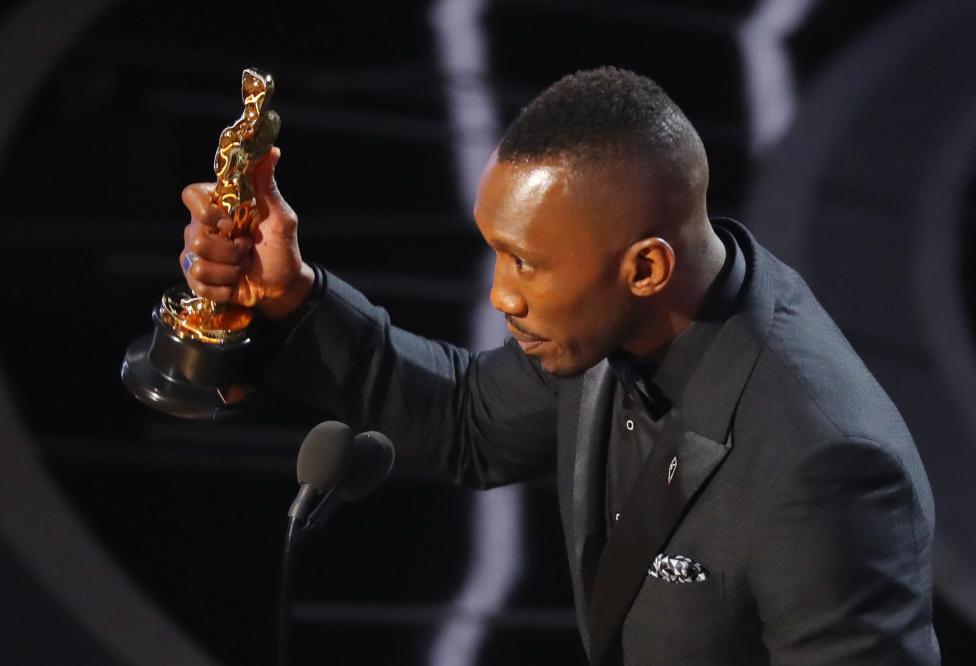 Mahershala Ali recibe Oscar tras nacimiento de su hija