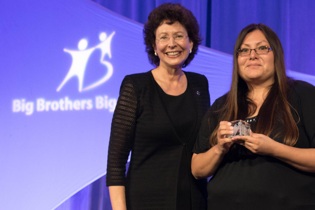 Mentores de Big Brothers Big Sisters ayudan a jóvenes a punto de graduarse a mejorar sus habilidades