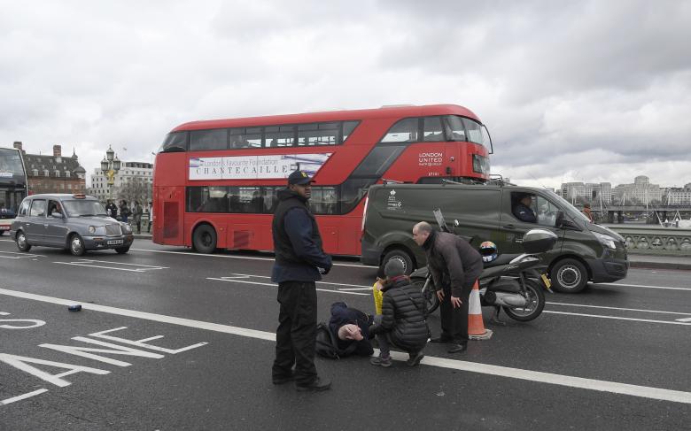 Una persona abatida a tiros y varios heridos en incidente “terrorista” en Parlamento británico