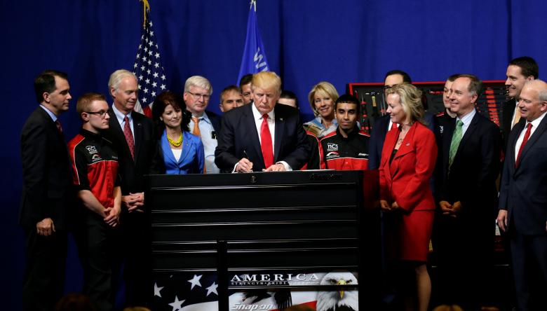 Trump ordena revisión de programa visas H-1B para alentar contratación de estadounidenses