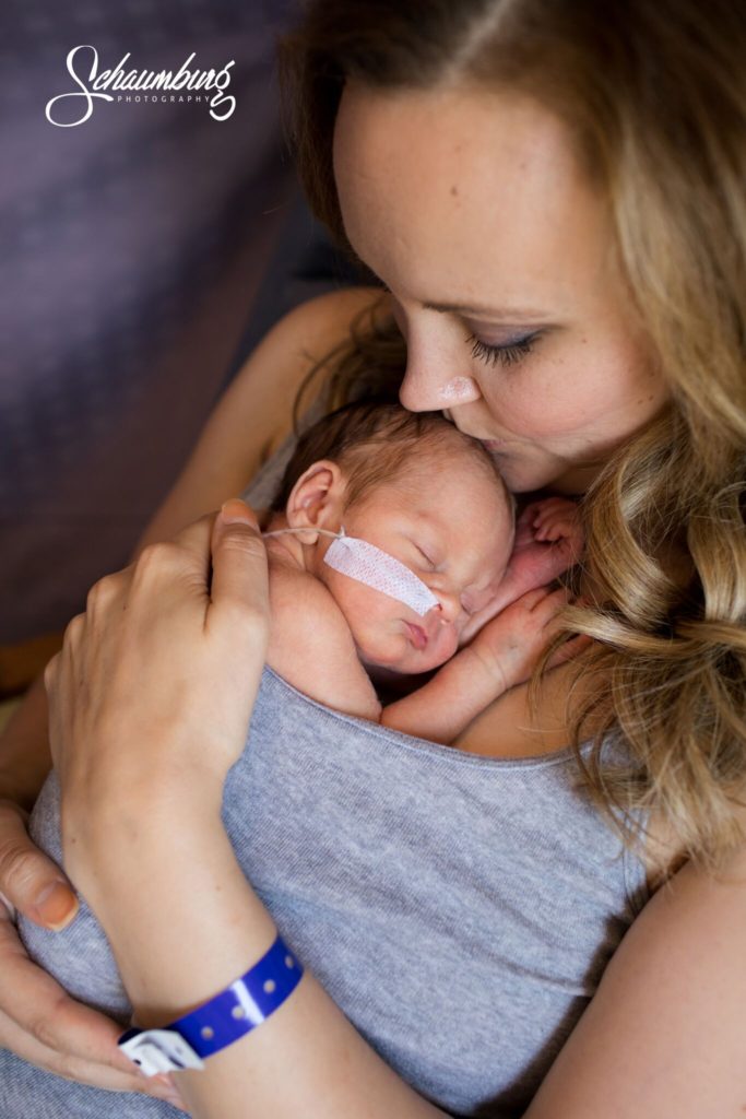 Mamás y bebés demuestran el beneficio del contacto piel con piel o método “madre canguro”