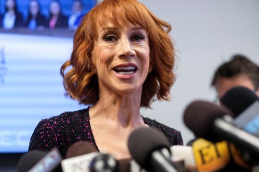 Griffin no se rinde ante Trump pero teme el fin de su carrera