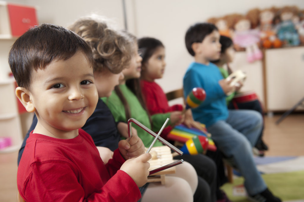 Informe arroja luz sobre factores que influyen en resultados académicos y de desarrollo en niños en edad preescolar