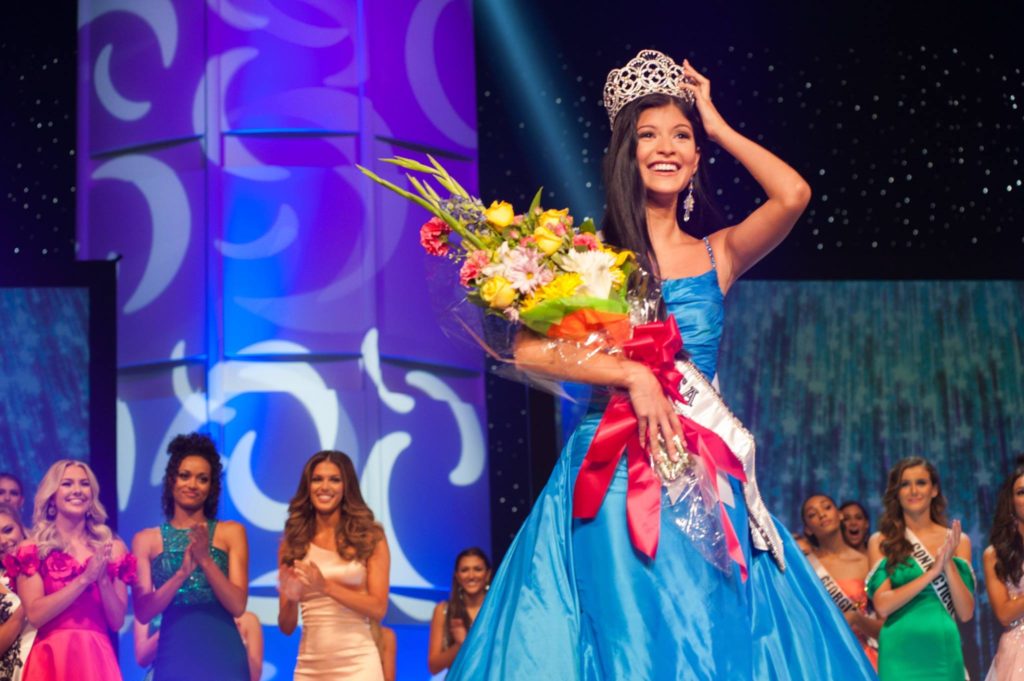Una belleza latina, Sophia Domínguez recibe la corona de Miss Teen USA en Phoenix