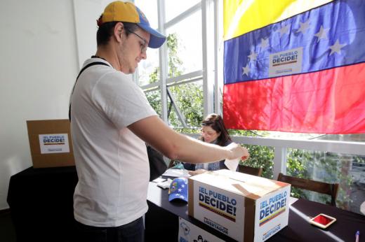 Venezolanos votan masivamente en plebiscito contra Gobierno de Maduro