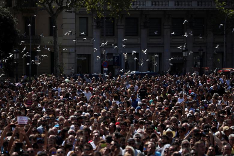 Una multitud proclama en Barcelona “no tengo miedo” tras atentados