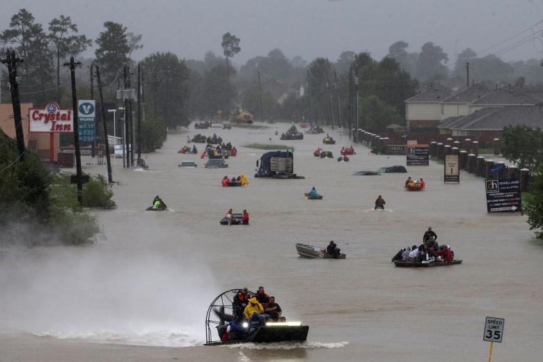 Harvey amenaza Houston nuevamente, mientras continúan los rescates