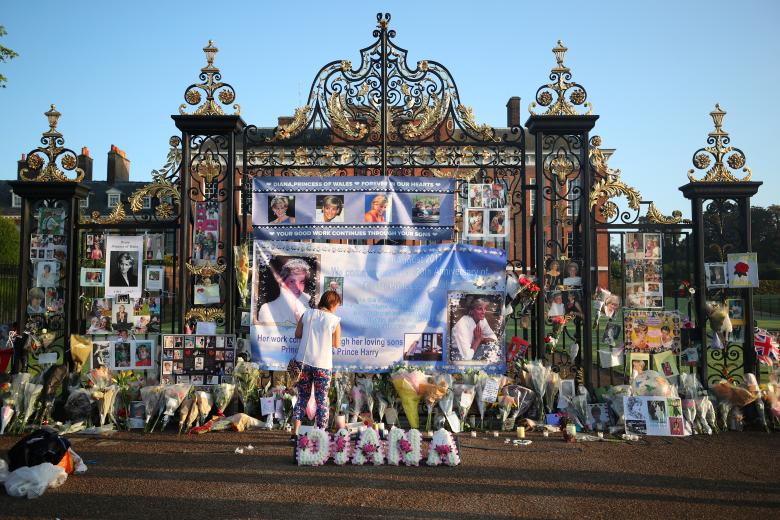 Británicos se reúnen al amanecer para recordar a la princesa Diana a 20 años de su muerte