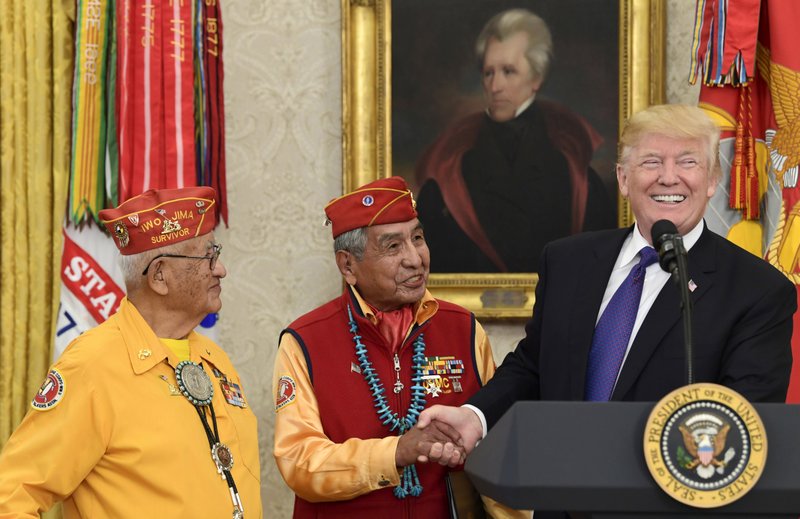 Familias de Veteranos Navajos reaccionan a comentarios de Trump durante un homenaje