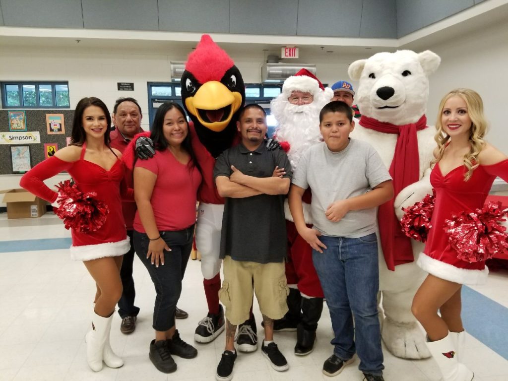 Niños de escuelas primarias del distrito Alhambra en Phoenix reciben sorpresa navideña