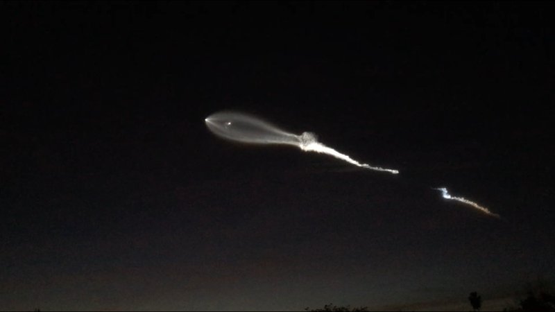 Aparece misteriosa luz en el cielo de Phoenix, se trata de la estela que dejó el lanzamiento del cohete Falcon 9