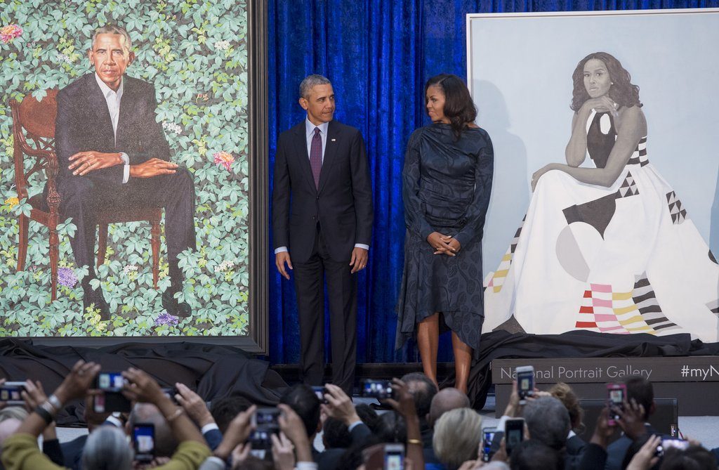Obama bromea sobre canas y orejas en presentación de retrato oficial en la galería nacional del Instituto Smithsonian