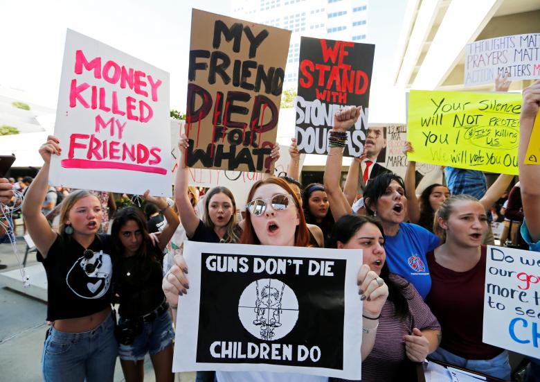 Los jóvenes hablan y piden mayor control de armas tras matanza en Florida