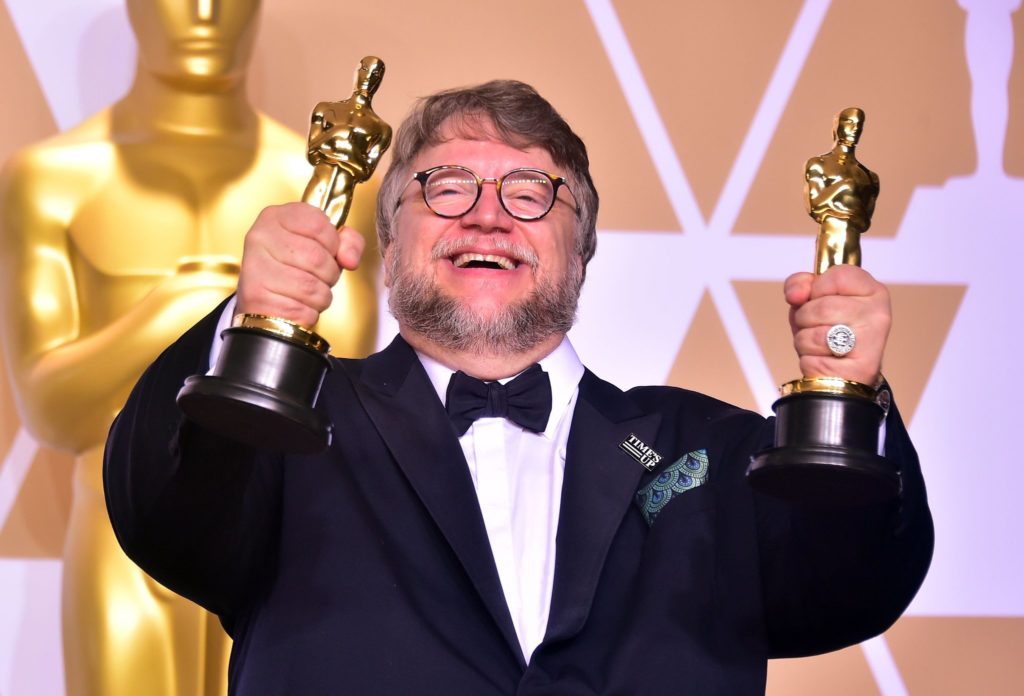 Del Toro busca honrar sus raíces tras triunfo en los Oscar