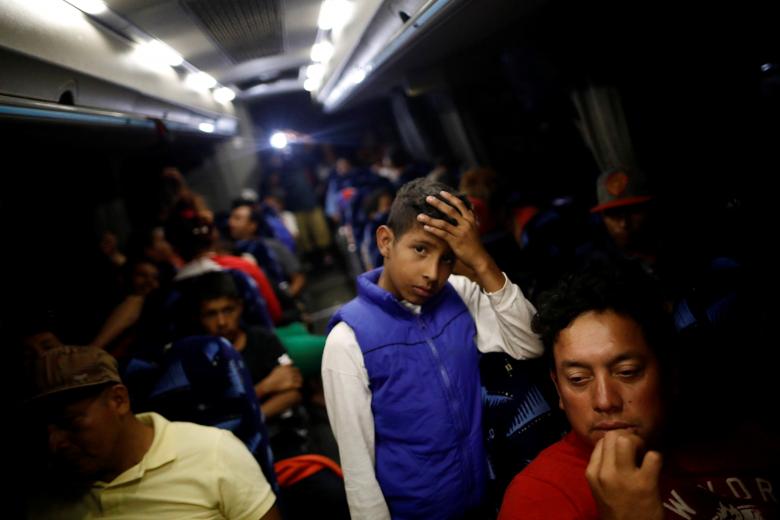 Migrantes de caravana que atravesó México acampan en frontera con EEUU