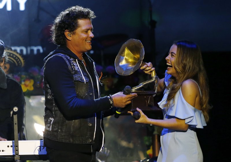 Carlos Vives entrega beca a joven cantante colombiana