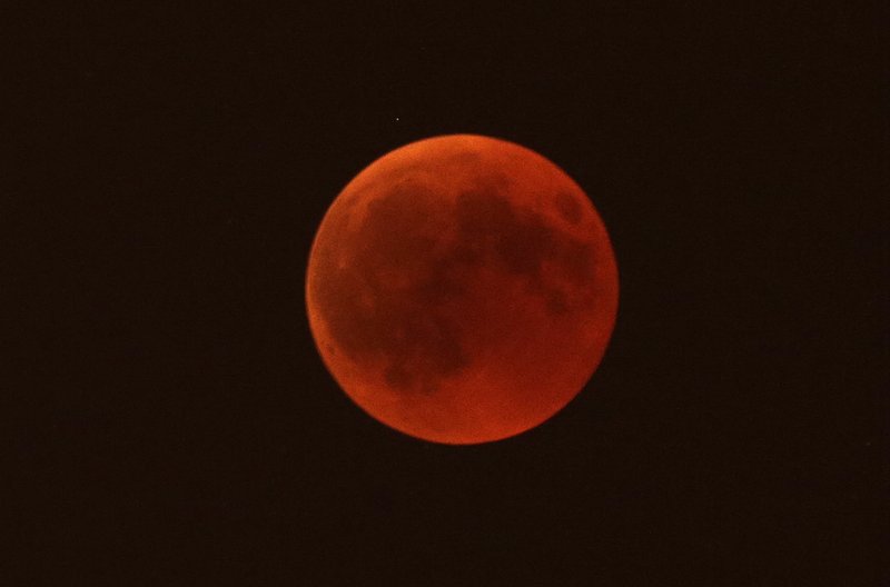 El mundo observa el eclipse lunar más largo del siglo