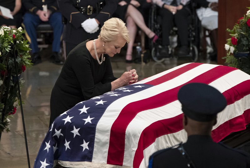 Rinden tributo a John McCain como padre, esposo, amigo,  héroe y servidor público