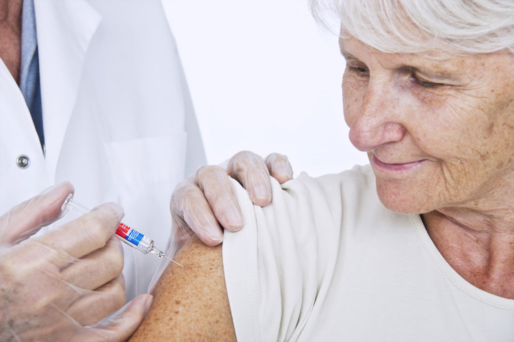 Médicos recomiendan a adultos de 50 años vacunarse contra la culebrilla (Shingles)