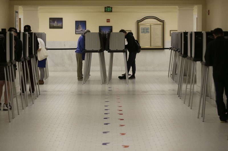 Les permiten votar, pero pocos inmigrantes lo hacen en EEUU