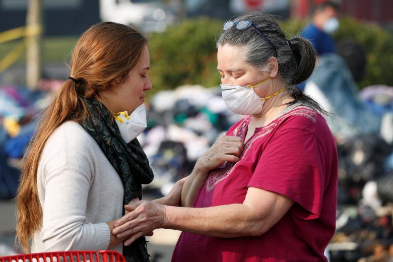 Sigue búsqueda de desaparecidos por incendios en California mientras lluvia se acerca