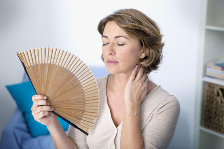 Principales síntomas de la menopausia: Fatiga, aumento de peso e insomnio